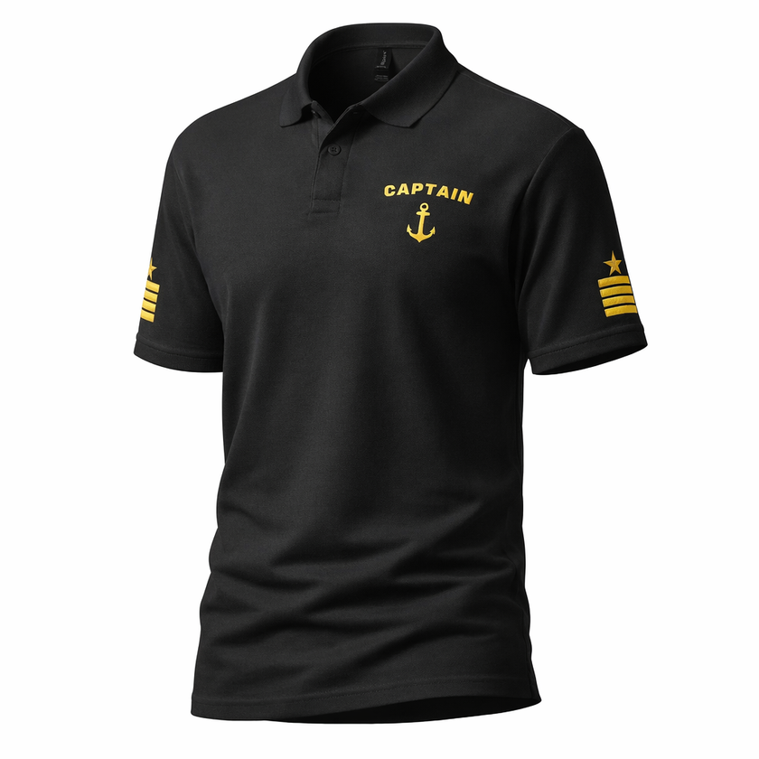 Poloshirt der Kapitänsuniform mit Stickereien auf der linken Brust und den Ärmeln.
