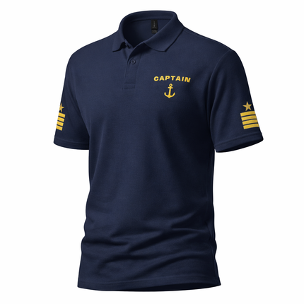 Polo de uniforme de capitán con bordado en el pecho izquierdo y en las mangas.
