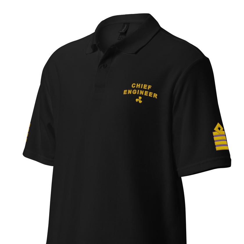 Poloshirt für die Uniform des Chefingenieurs mit Stickereien auf der linken Brust und den Ärmeln.