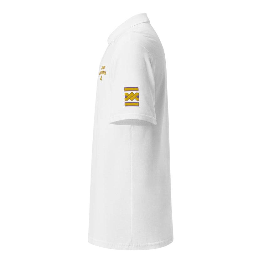 Poloshirt für die Uniform des Chefingenieurs mit Stickereien auf der linken Brust und den Ärmeln.